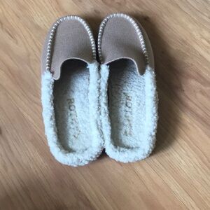 Womens Rothy’s tan/brown fuzzy slippers
